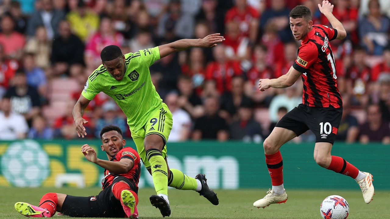 Man United beat Bournemouth to close on Champions League