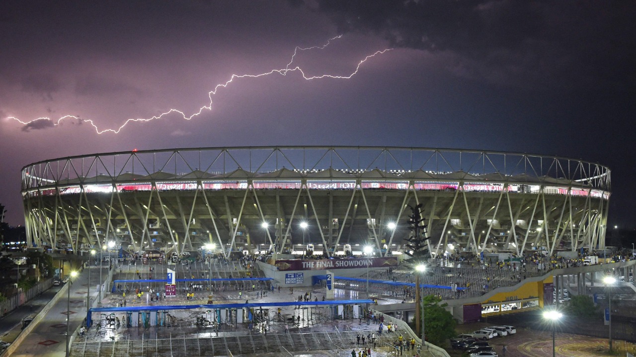 IPL final between CSK and GT resumes, Chennai to chase 171 in 15 overs