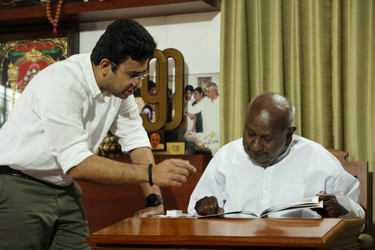 H D Deve Gowda gives away scholarships under Tejasvi’s NaMo scheme