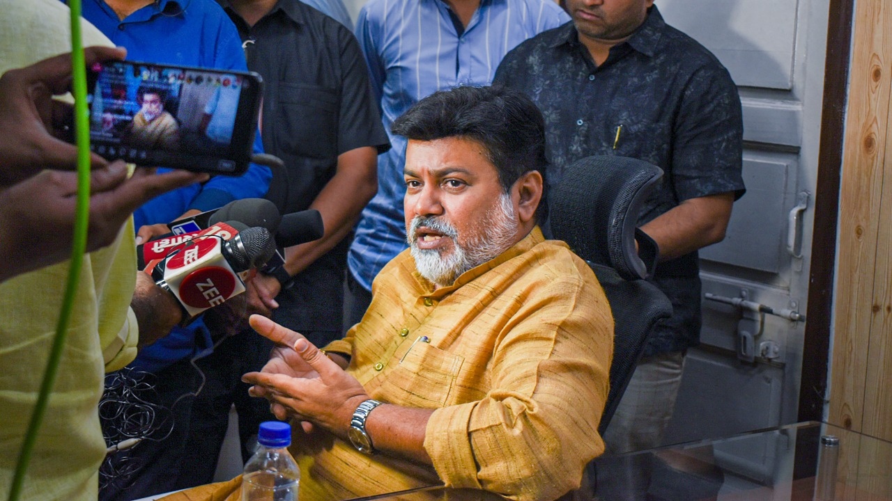 Shiv Sena slams Uddhav Thackeray citing Karnataka's example, says Dy CM's position unconstitutional, illegal