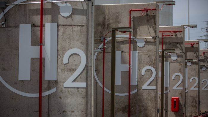 Govt plans Rs 17,000 crore incentive scheme for electrolysers, green hydrogen production