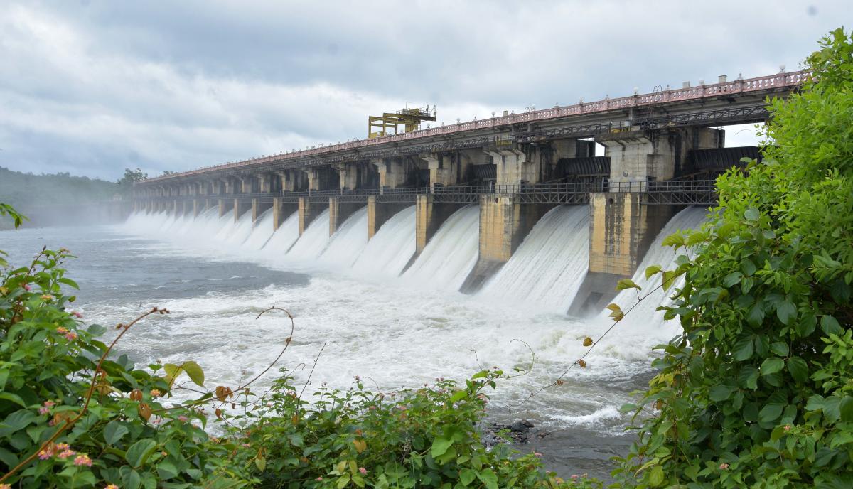 Water gushing out of the Tunga dam in Gajanur in Shivamogga district after heavy rain in the catchment area on Monday. Credit: DH Photo