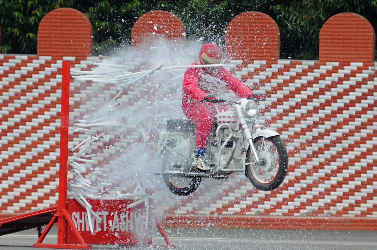 The Military Police Motorcycle display team 'SHWET ASHWA' also performed daredevil stunts during this occasion. DH Photo/Pushkar V