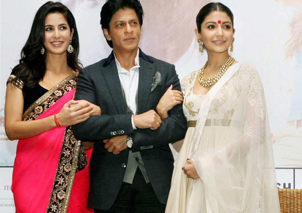 Kolkata: Bollywood actors Shahrukh Khan, Katrina Kaif and Anushka Sharma promote their new film 'Jab Tak hai Jaan' in Kolkata on Saturday. PTI Photo by Swapan Mahapatra