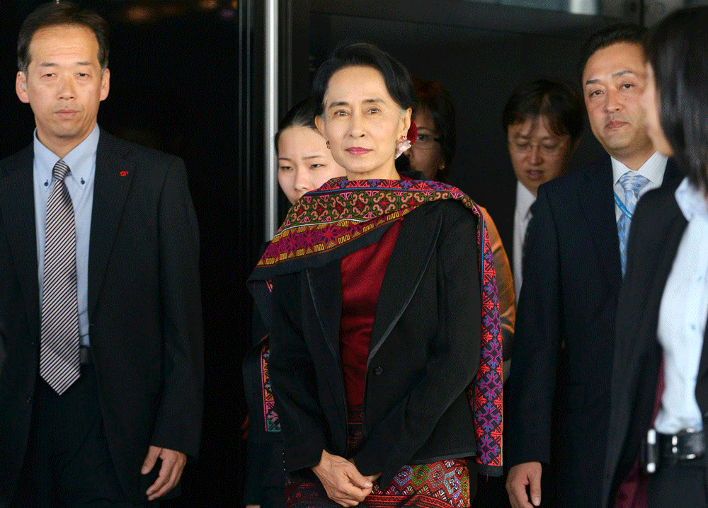 Nobel laureate and Myanmar opposition leader Aung San Suu Kyi (C)  arrives at the 350m-high (1148 feet-high) observation deck at the Tokyo  Skytree, the world's tallest broadcasting tower at 634 metres (2080  feet), in Tokyo April 18, 2013. Suu Kyi i...