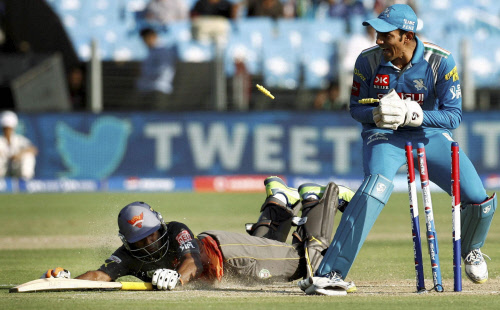 Pune Warriors wicket keeper Robin Uthappa appeals for the wicket of Biplab Samantray of Sunrisers Hyderabad during their IPL match in Pune on Wednesday. PTI Photo by Shashank parade