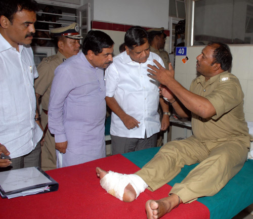 Chief Minister Jagdish Shettar along with BJP State President Prahalad Joshi, MLA Ashwath Narayan and others visited K C General Hospital to meet the bomb blast victims, in Bangalore on Thursday. -Photo/ VS