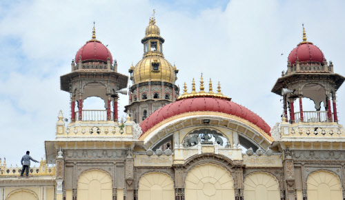 Painters busy with painting the Mysore Palace as dasara preparations are on full swing on Thursday, DH Photo
