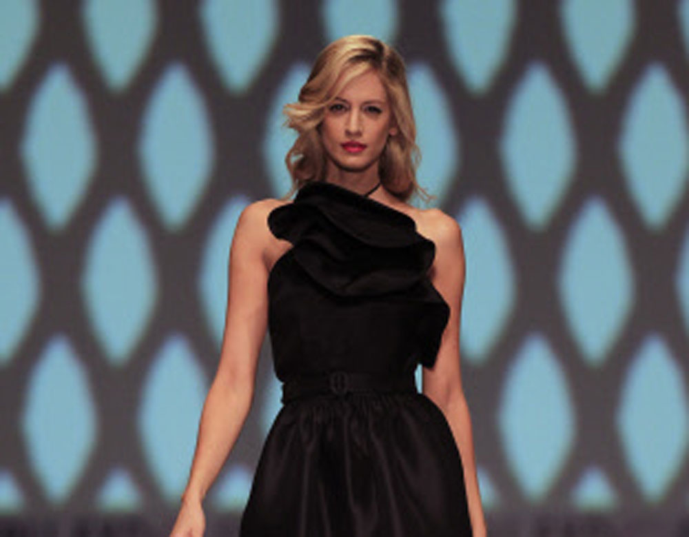 A model presents a creation by Colombian designer Renata Lozano during Cali Exposhow October 22, 2013. REUTERS