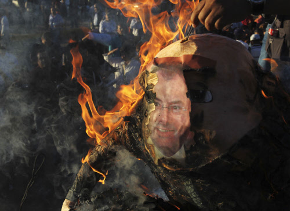 Demonstrators burn an effigy of Mexico's Finance Minister Luis Videgaray  during a protest against the federal government's economic and tax  reforms in Ciudad Juarez Reuters