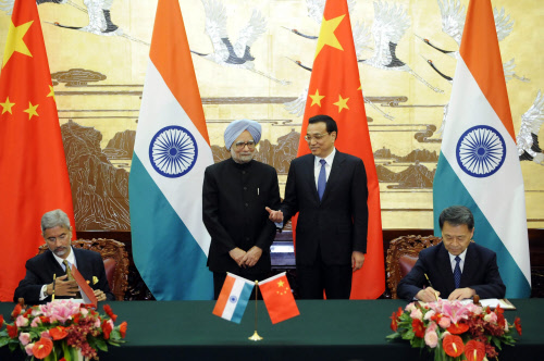 Chinese Premier Li Keqiang (2nd R) and India's Prime Minister Manmohan Singh (2nd L) attend a signing ceremony at the Great Hall of the People in Beijing October 23, 2013. REUTERS