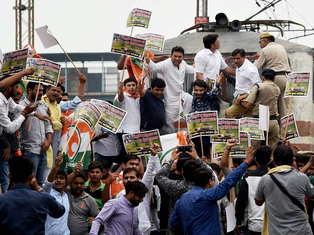 Youth Congress workers stopped trains during a ‘Rail-roko’ protest  against the government for the loss of life of six farmers in police  firing in Mandsaur, at Delhi’s Tilak Bridge station in New Delhi on  Friday.