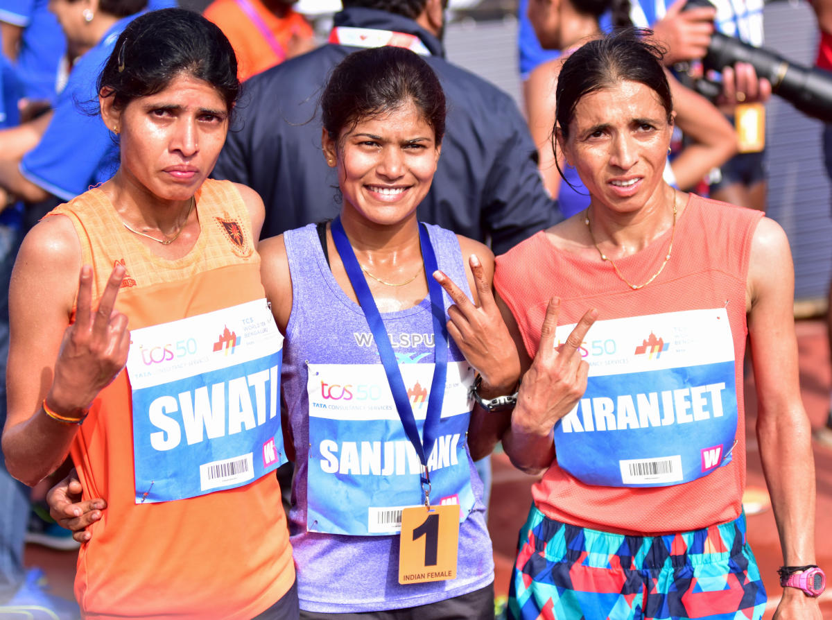 Sanjivani Jadav (Centre) winnerof the gold in TCS world 10 K run (elite Women INDIA) is seen with the first Runner up Swati Gadhave(Left) and the second runner up Kiranjeet Kaur, at Sree Kanteerava Stadium, in Bengaluru on Sunday. DH Photo