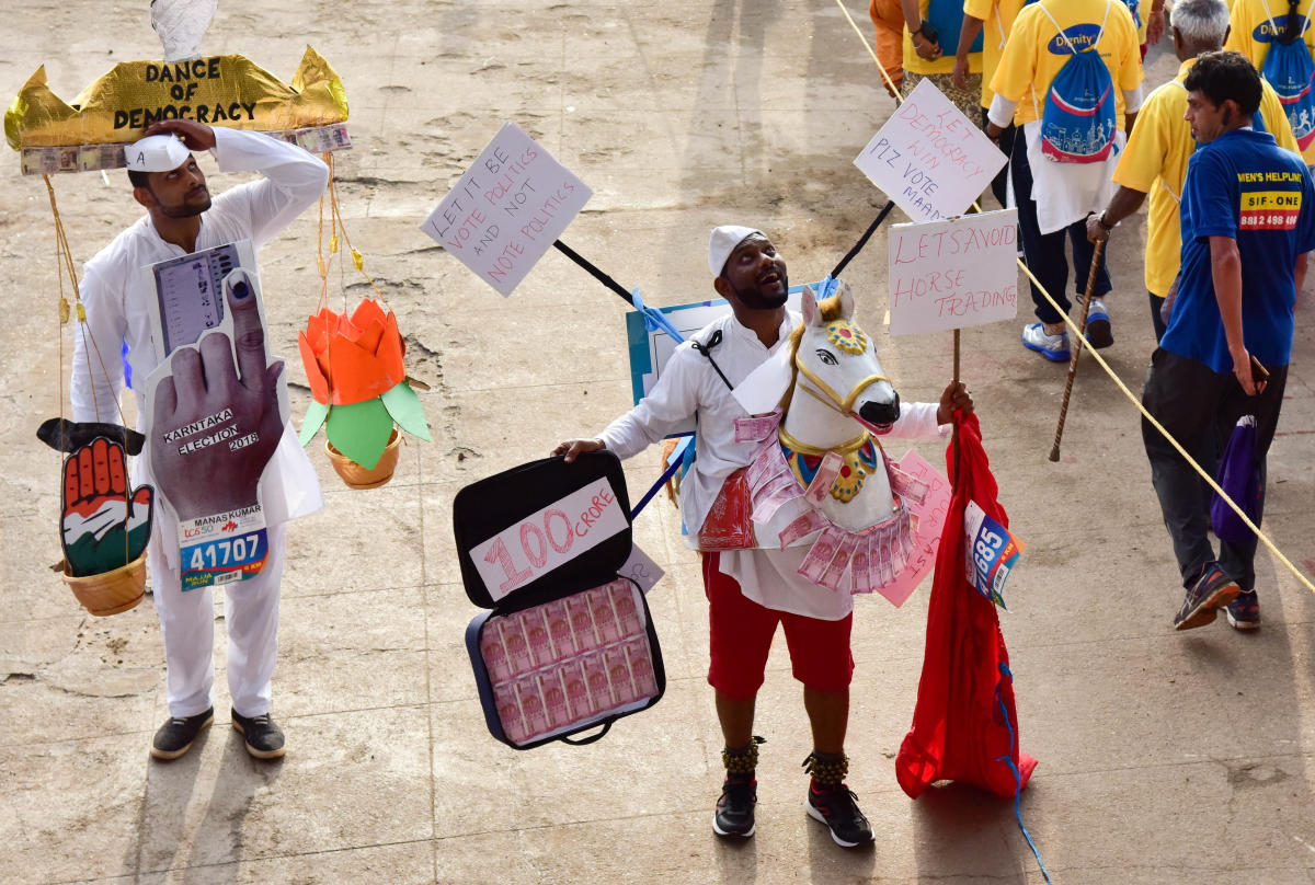 People encourage the runners with fancy dress in TCS world 10 K run, at Sree Kanteerava Stadium, in Bengaluru on Sunday. DH Photo