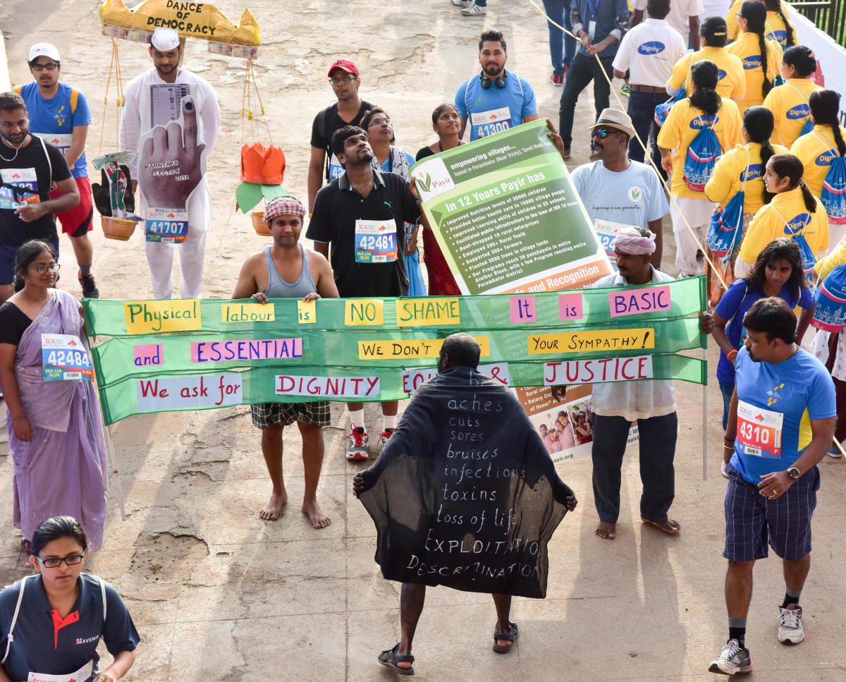 People encourage the runners with fancy dress in TCS world 10 K run, at Sree Kanteerava Stadium, in Bengaluru on Sunday. DH Photo