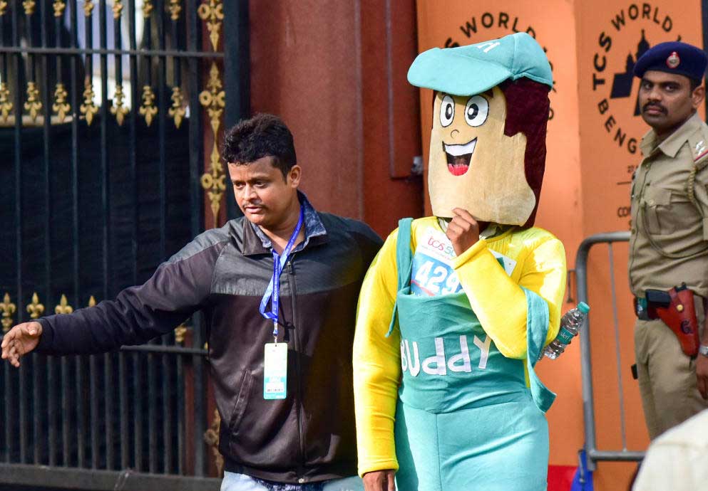 People encourage the runners with fancy dress in TCS world 10 K run, at Sree Kanteerava Stadium, in Bengaluru on Sunday. DH Photo