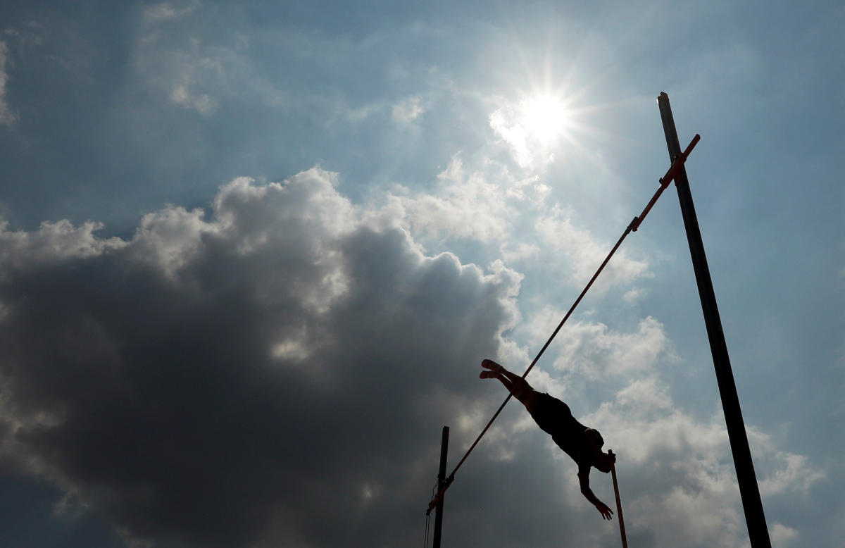 France's Renaud Lavillenie in action during the men's pole vault at the London Stadium. (Reuters Photo)