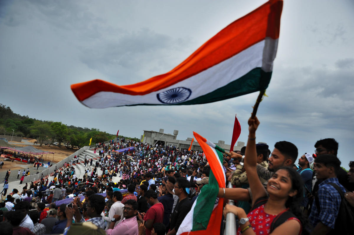 pace enthusiasts, students, general public cheers as they witness the GSLV Mark III, the rocket that is being used for the Chandrayaan-2 mission takes off from Satish Dhawan Space Centre (SDSC) SHAR, Sriharikota, on Monday. (DH Photo/ Pushkar V)