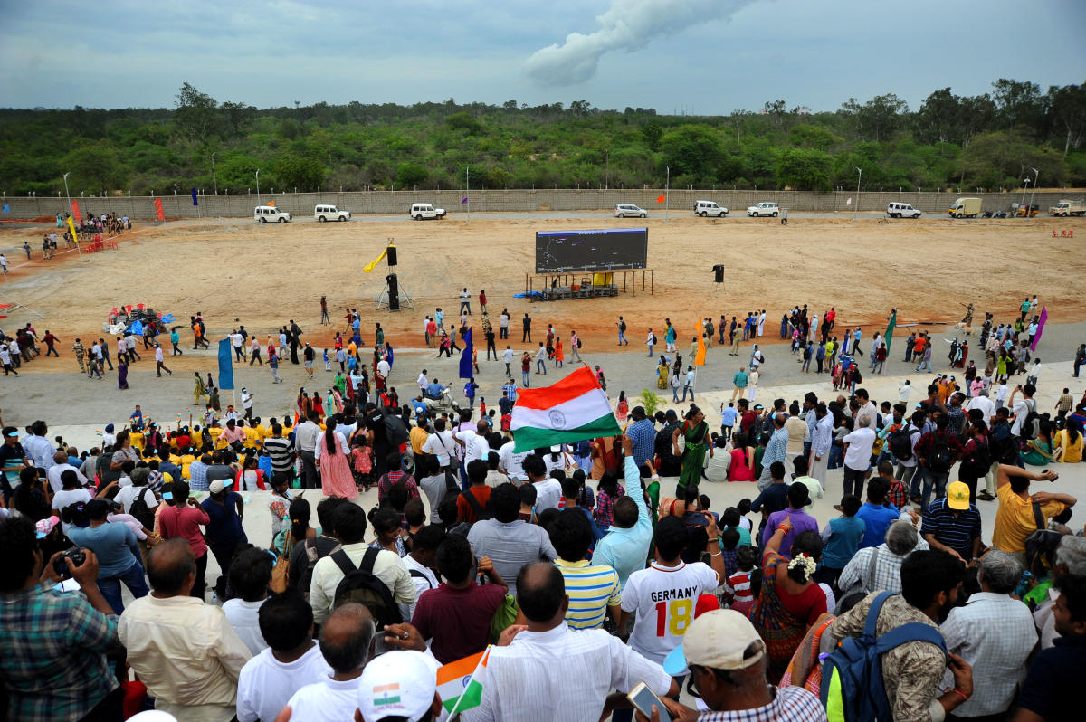 Space enthusiasts, students, general public cheers as they witness the GSLV Mark III, the rocket that is being used for the Chandrayaan-2 mission takes off from Satish Dhawan Space Centre (SDSC) SHAR, Sriharikota, on Monday. (DH Photo/ Pushkar V)