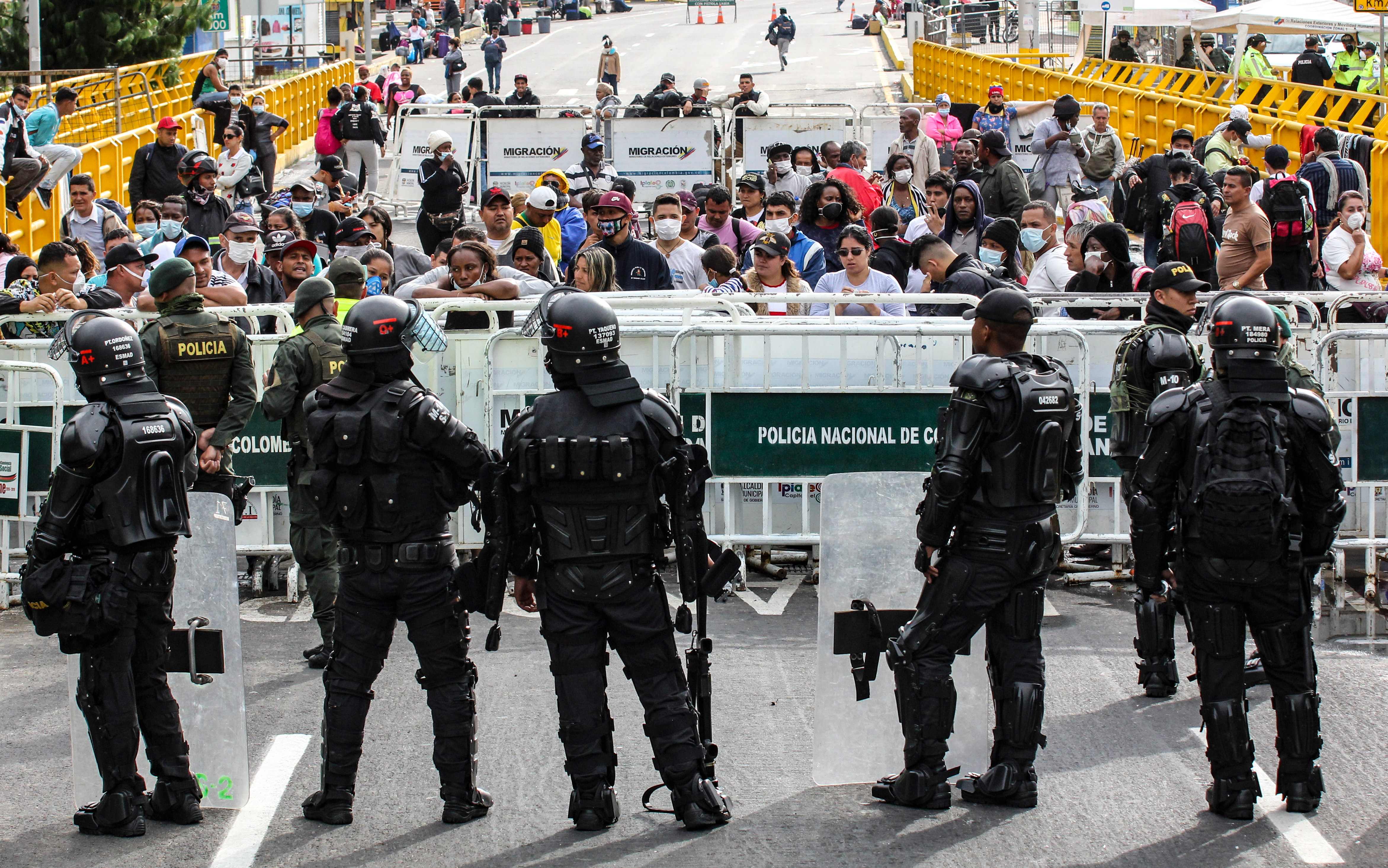 Colombian citizens wait to enter Colombia. (Credit: AFP)