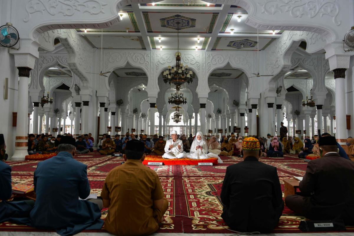 People gathers during a wedding ceremony at the Baiturrahman grand mosque in Banda Aceh on July 28, 2020. Credit: AFP Photo