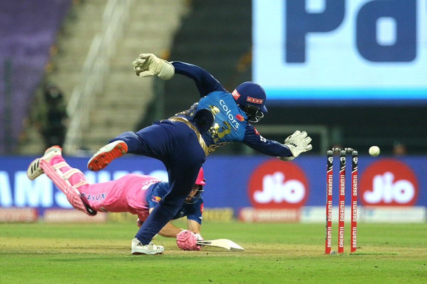 Quinton de Kock of Mumbai Indians misses the stumping of Tom Curran of Rajasthan Royals.  Credit: Iplt20.com/BCCI