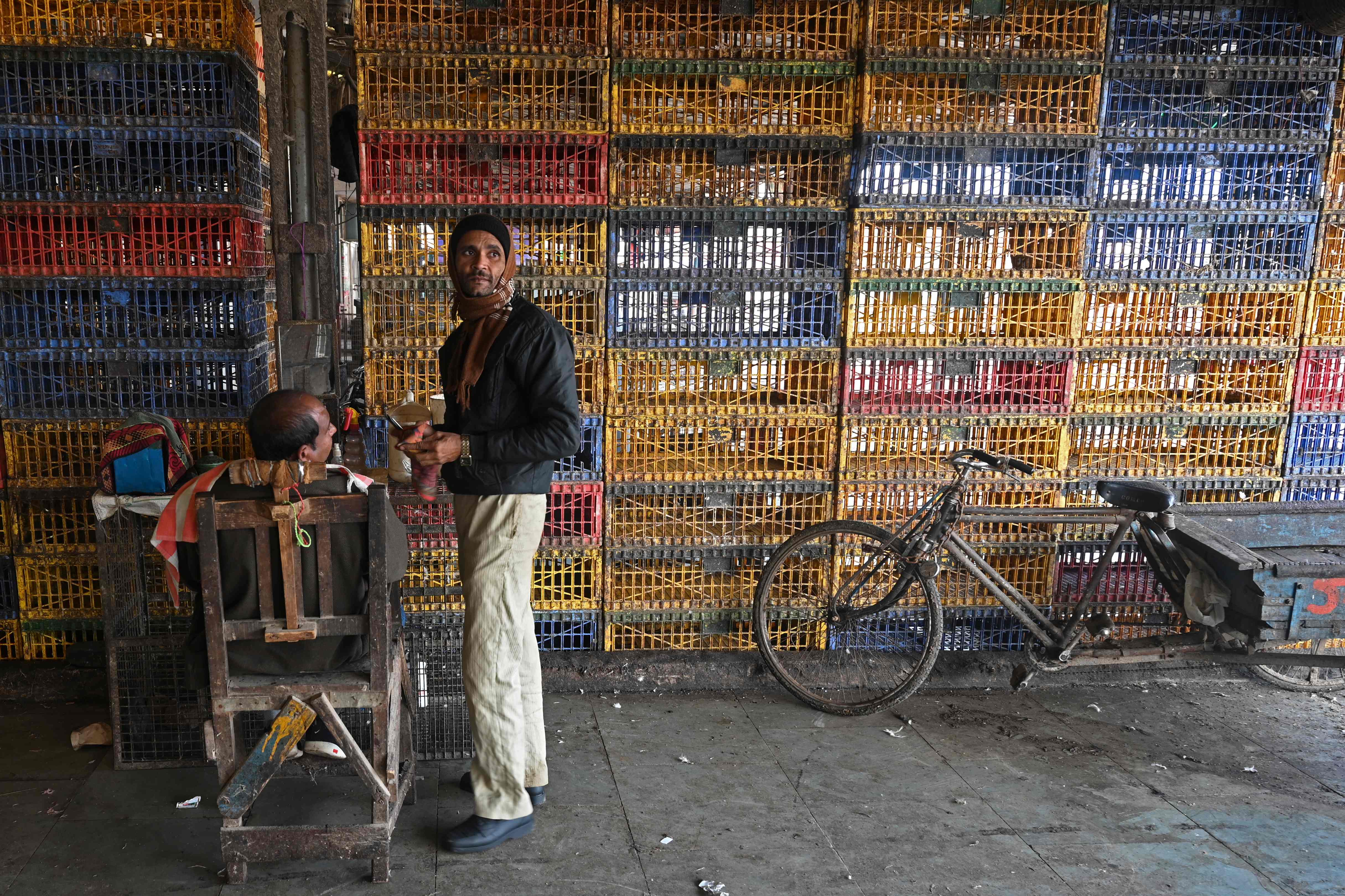 Delhi | Atleast 27 ducks and 98 crows have died in Delhi in the past week. Following the deaths of the birds, the DDA closed Sanjay Lake and declared it an ‘alert zone’. Delhi has banned import of live birds and the biggest wholesale poultry market in Ghazipur has been temporarily shut down.