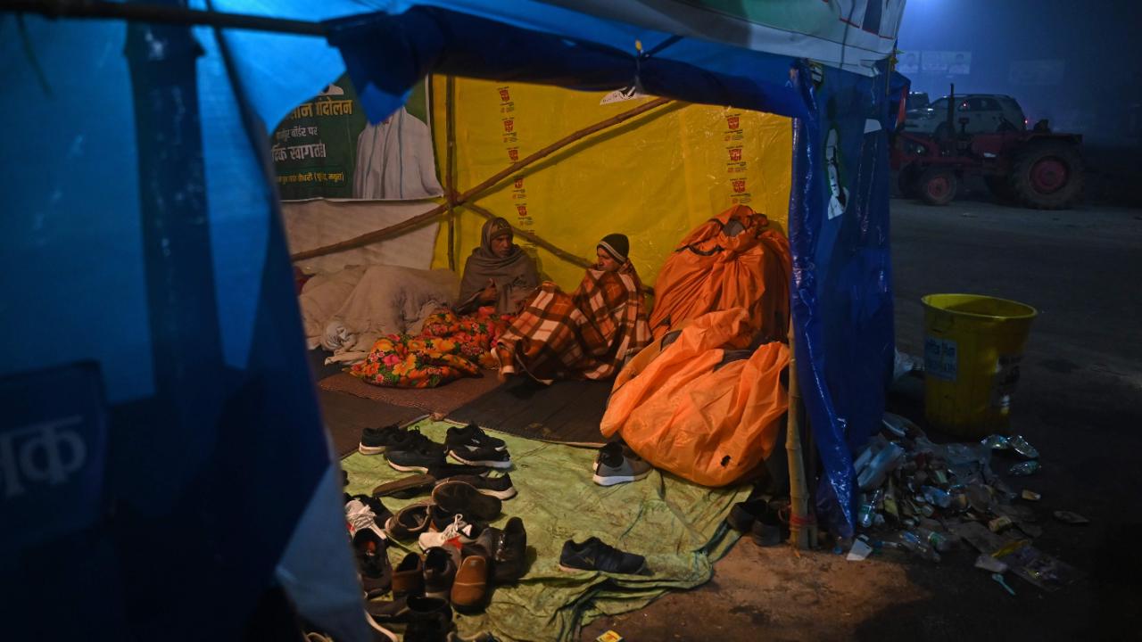 Hundreds of Bharatiya Kisan Union (BKU) members stayed put on the Delhi-Meerut Expressway on January 29 as the crowd swelled there overnight, notwithstanding the Ghaziabad administration's ultimatum to vacate the UP Gate protest site. Credit: AFP Photo