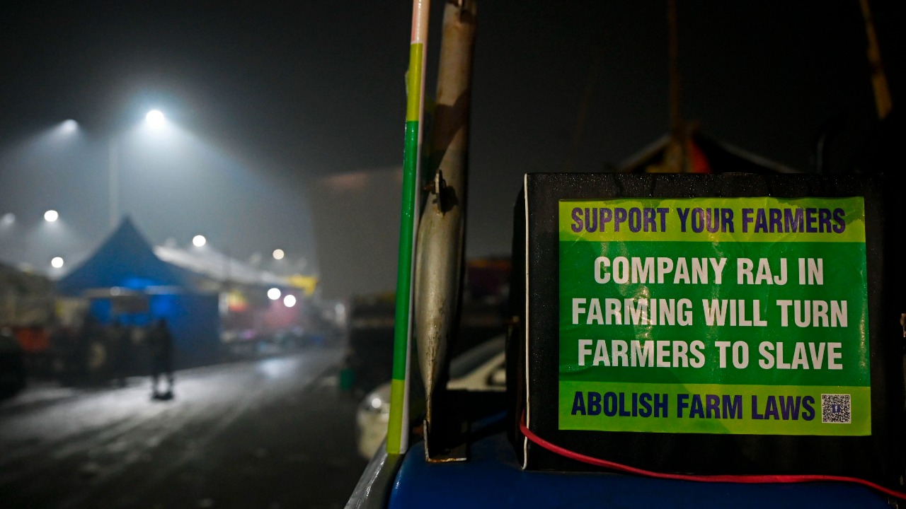 The confrontation was building up at the UP Gate in Ghazipur even as frequent power cuts were witnessed on January 28 evening at the protest site, where BKU members, led by Rakesh Tikait, are staying put since November 28 last year. Credit: AFP Photo