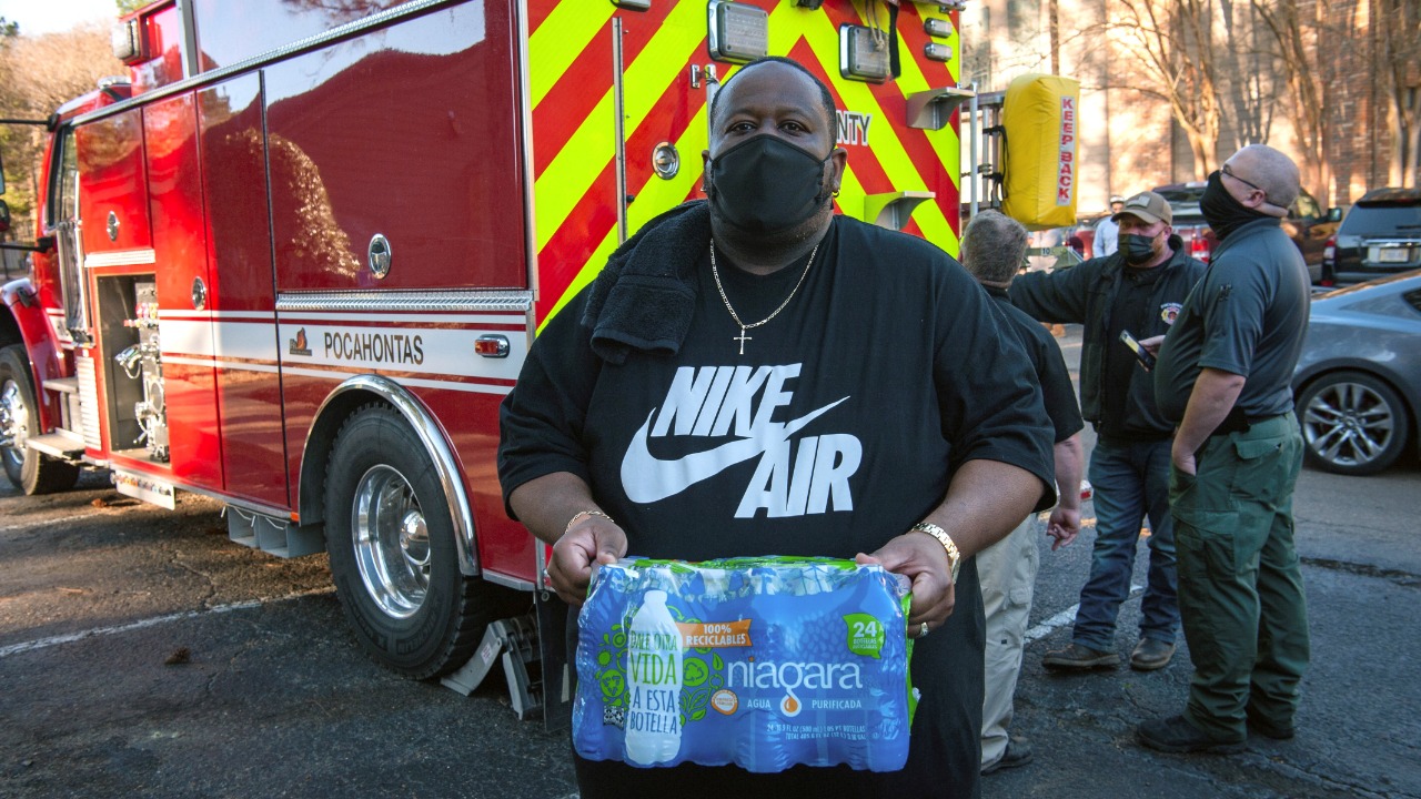 Brad Davis volunteers to deliver drinking water at an apartment complex after a recent bout of cold weather caused large numbers of water outages, some going into their third week, in Jackson, Mississippi. Credit: Reuters Photo
