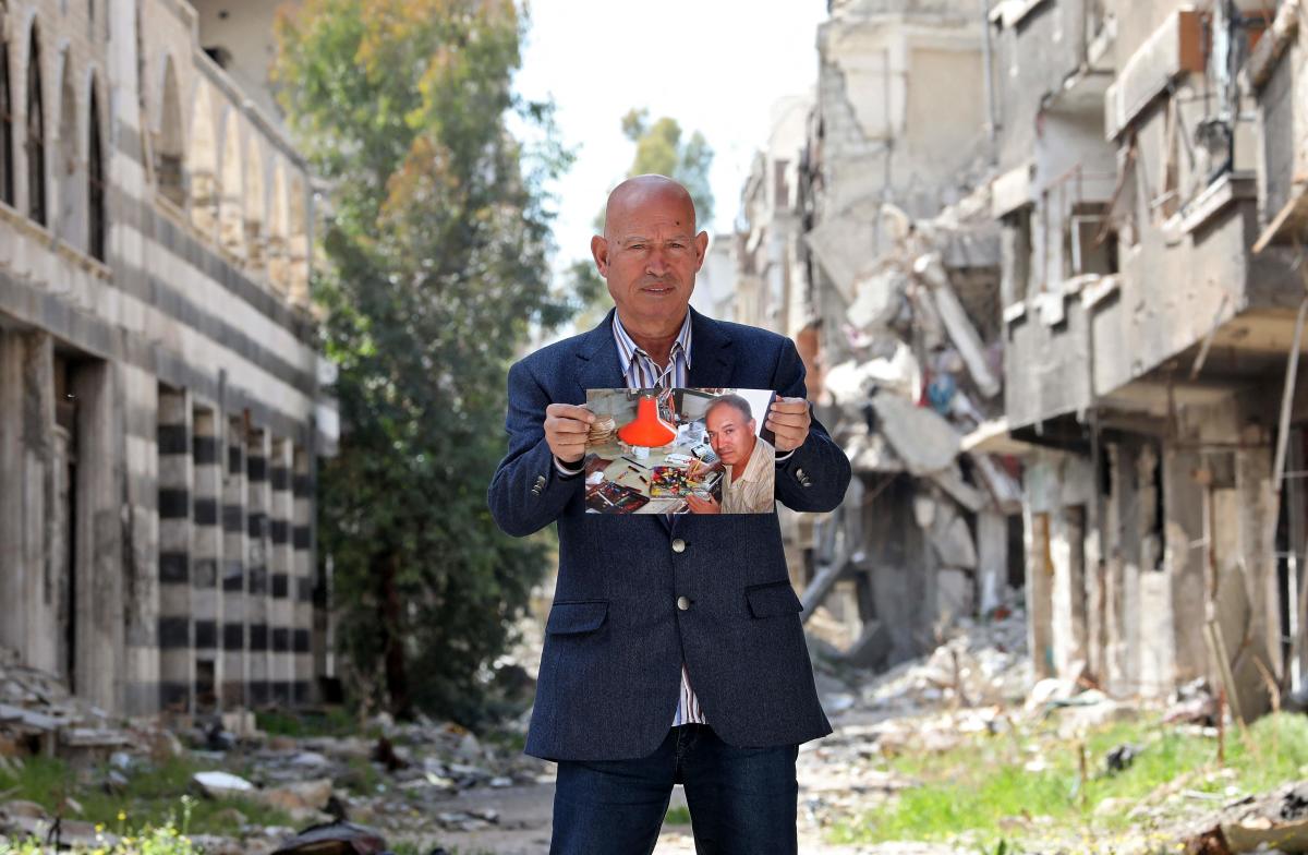 In the ravaged Palestinian neighbourhood of Yarmouk south of Damascus, 70-year-old Palestinian painter Mohammed al-Rakouia stood on top of the ruins of his gutted studio.
