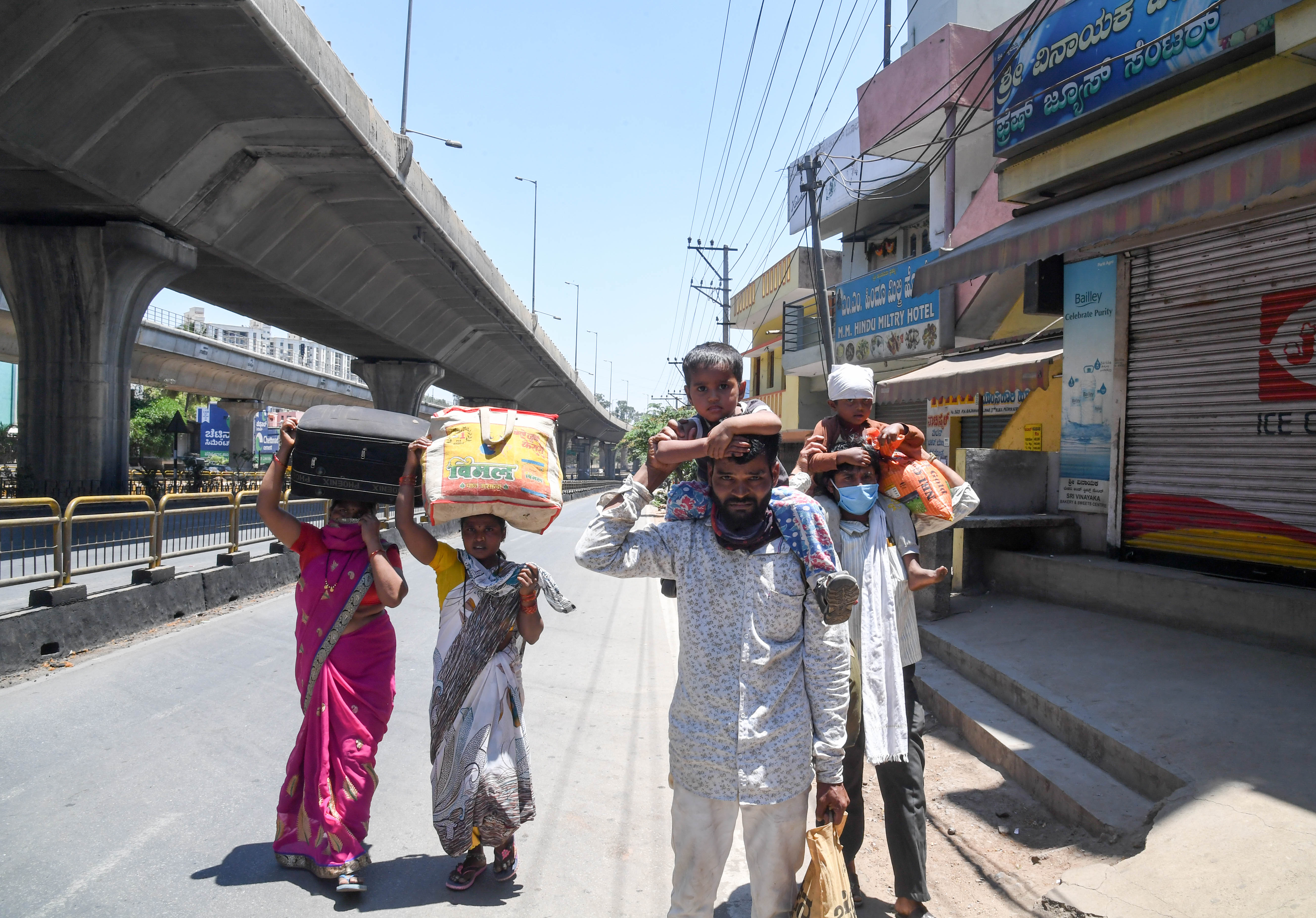 If the government imposes a fresh wave of curbs, it will have to take special precautions for industries that employ migrant workers. The exodus of migrants was one of the worst crises emerging out of the pandemic-induced lockdown last year. Credit: DH File Photo