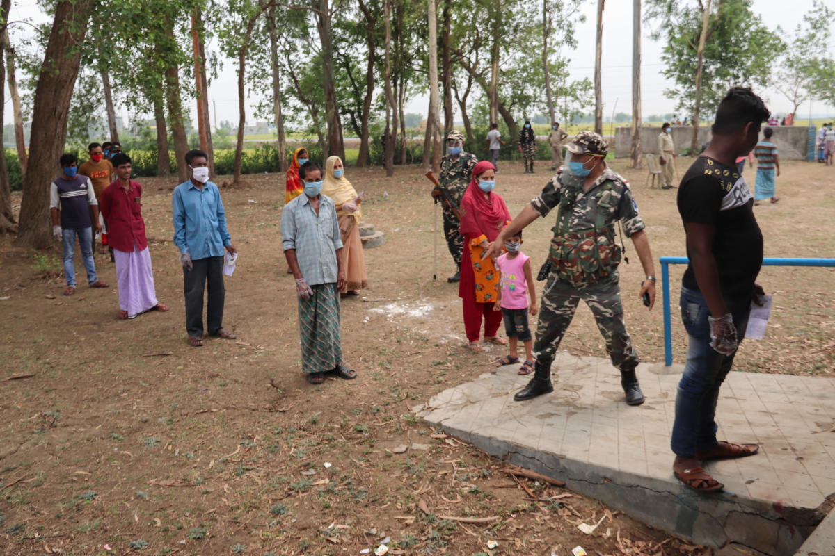 People stand in a queue to cast their votes during 6th phase of West Bengal Assembly Polls, in Burdwan, Thursday, April 22, 2021. Credit: PTI Photo
