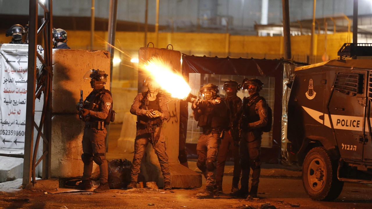 Loud booms again rocked the town, where a rocket had ripped a gaping hole into the side of an apartment block, an AFP reporter said.Credit: AFP