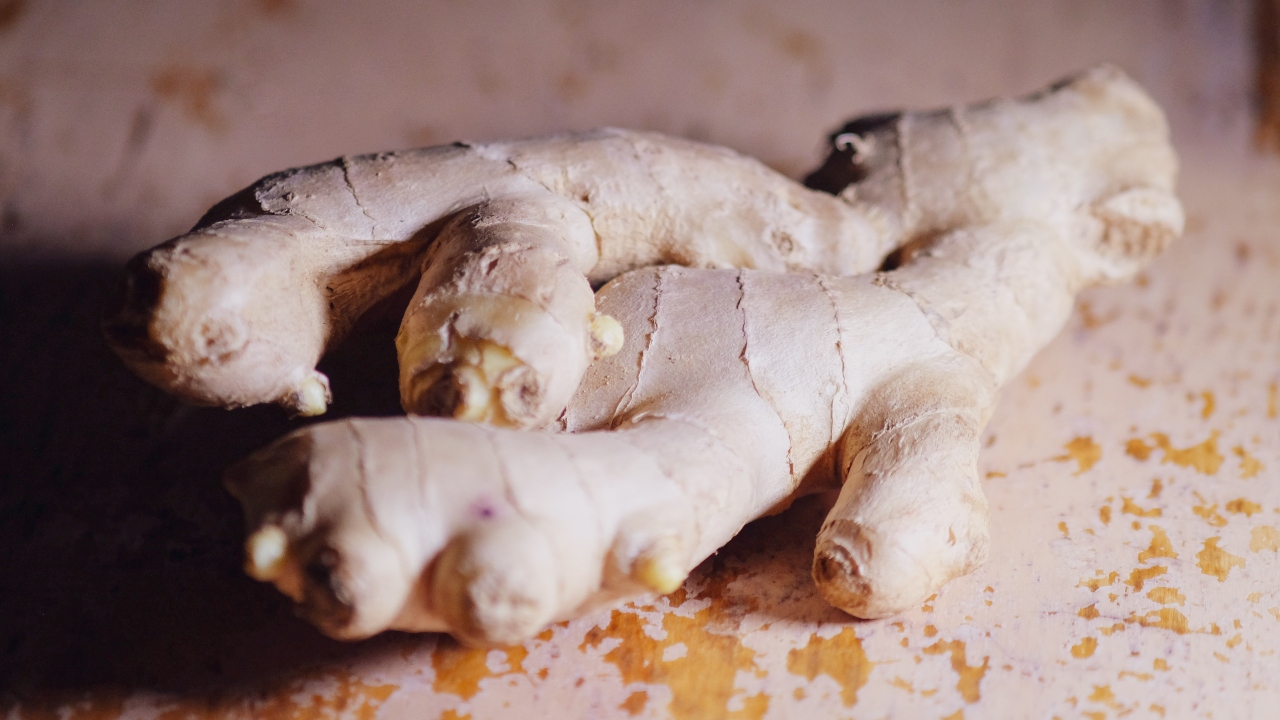 Ginger: Ginger is originated in south-east Asia and used as a spice & a medicine also. Gingerols are the bioactive molecules of Ginger and have shown antimicrobial properties to treat infectious diseases. Apart from that, it has anti-inflammatory and anti-oxidative properties for controlling the process of ageing. Credit: Unsplash