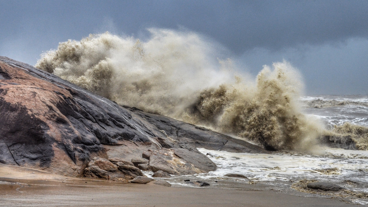 Massive waves sweep the shore near Someshwara Temple. Credit: PTI