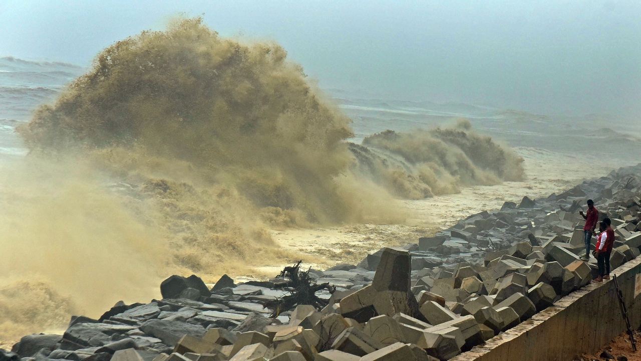 Across coastal areas, high tidal waves continued to wreak havoc. Credit: DH Photo