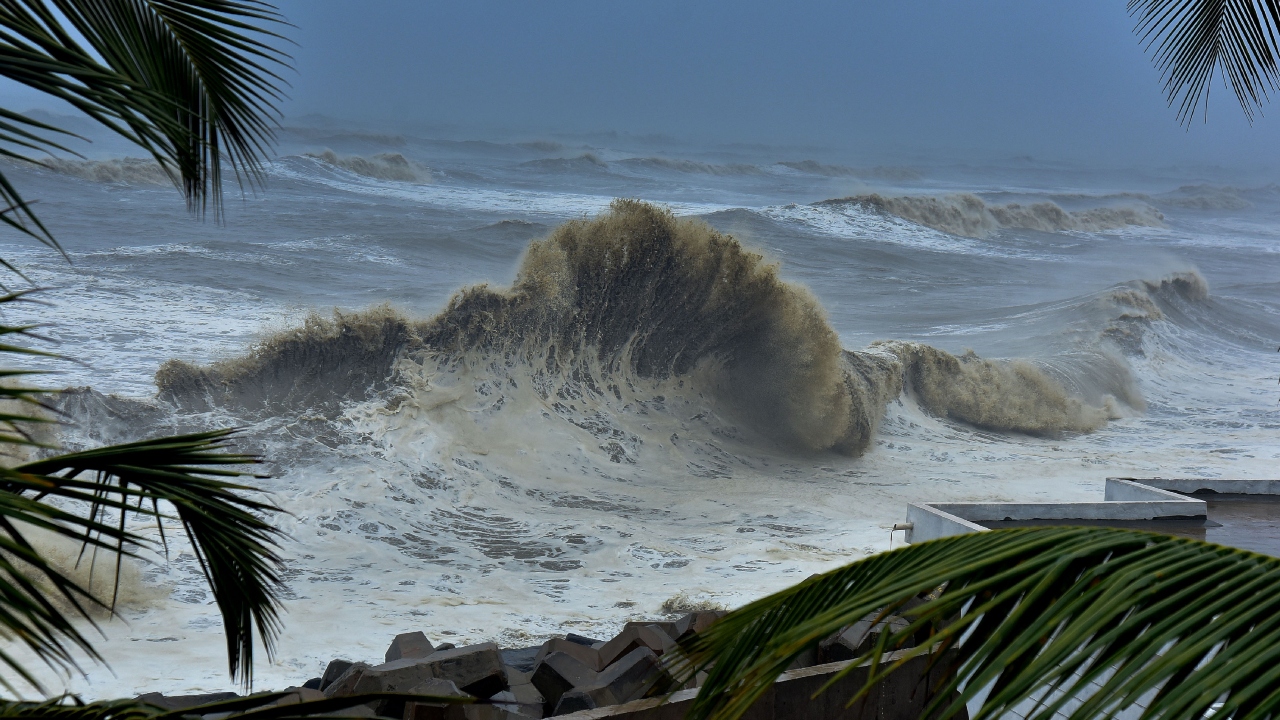 Heavy rainfall and high tidal waves swept the coastal belt of Kerala. Credit: DH Photo