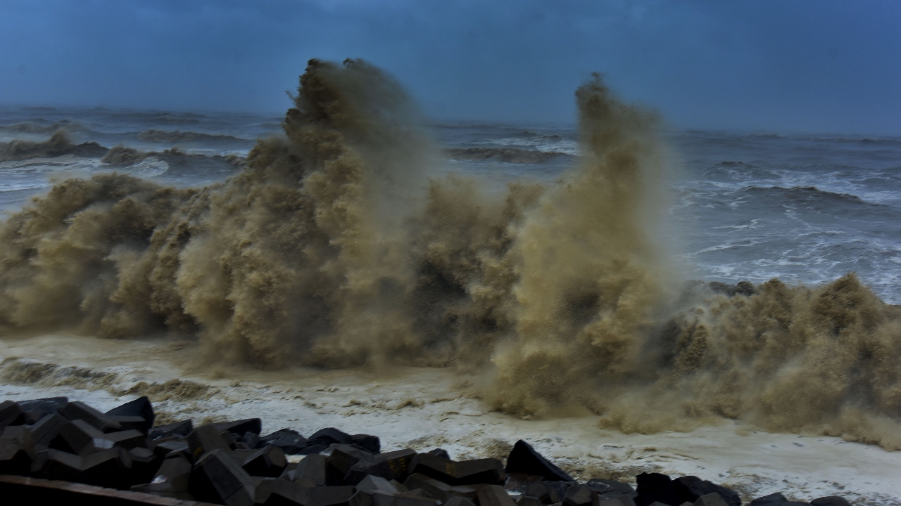 Huge waves are seen lashing the shores at Ullal, Karnataka as Cyclone Tauktae approaches. Credit: DH Photo