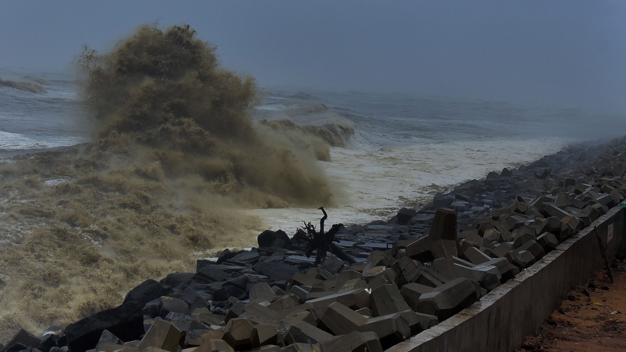 Karnataka's Ullal witnessed large waves and high tide due to Cyclone Tauktae. Credit: DH Photo