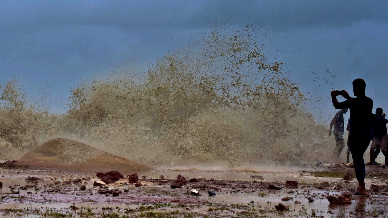 Tidal waves leave shores awash and devastated in Ullal as Cyclone Tauktae arrives. Credit: DH Photo