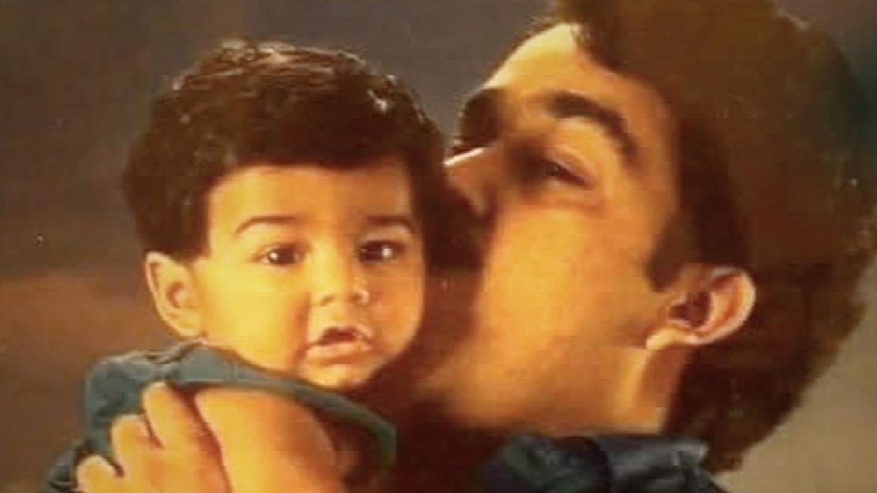 An adorable picture of Mohanlal with his son Pranav.