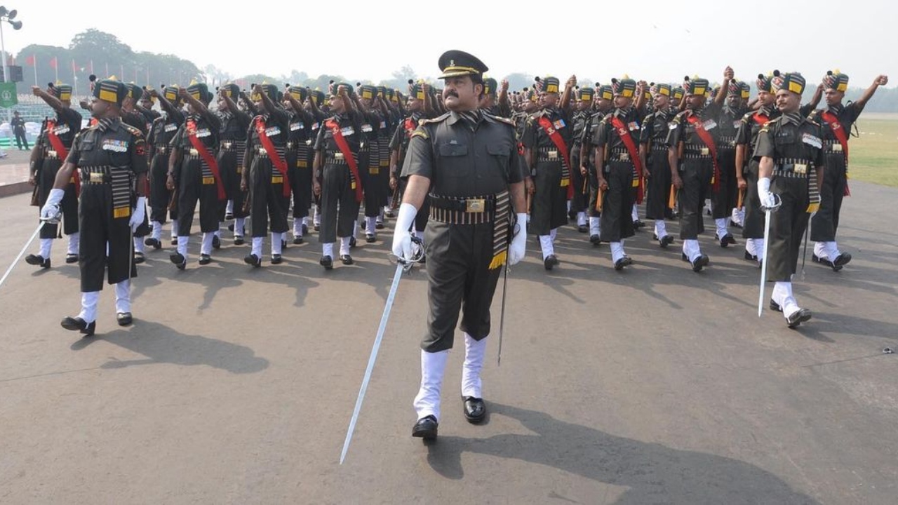 Before taking up acting, Mohanlal served in military before taking up acting. He was one of the 122 INF BN (TA) Madras, Kannur.