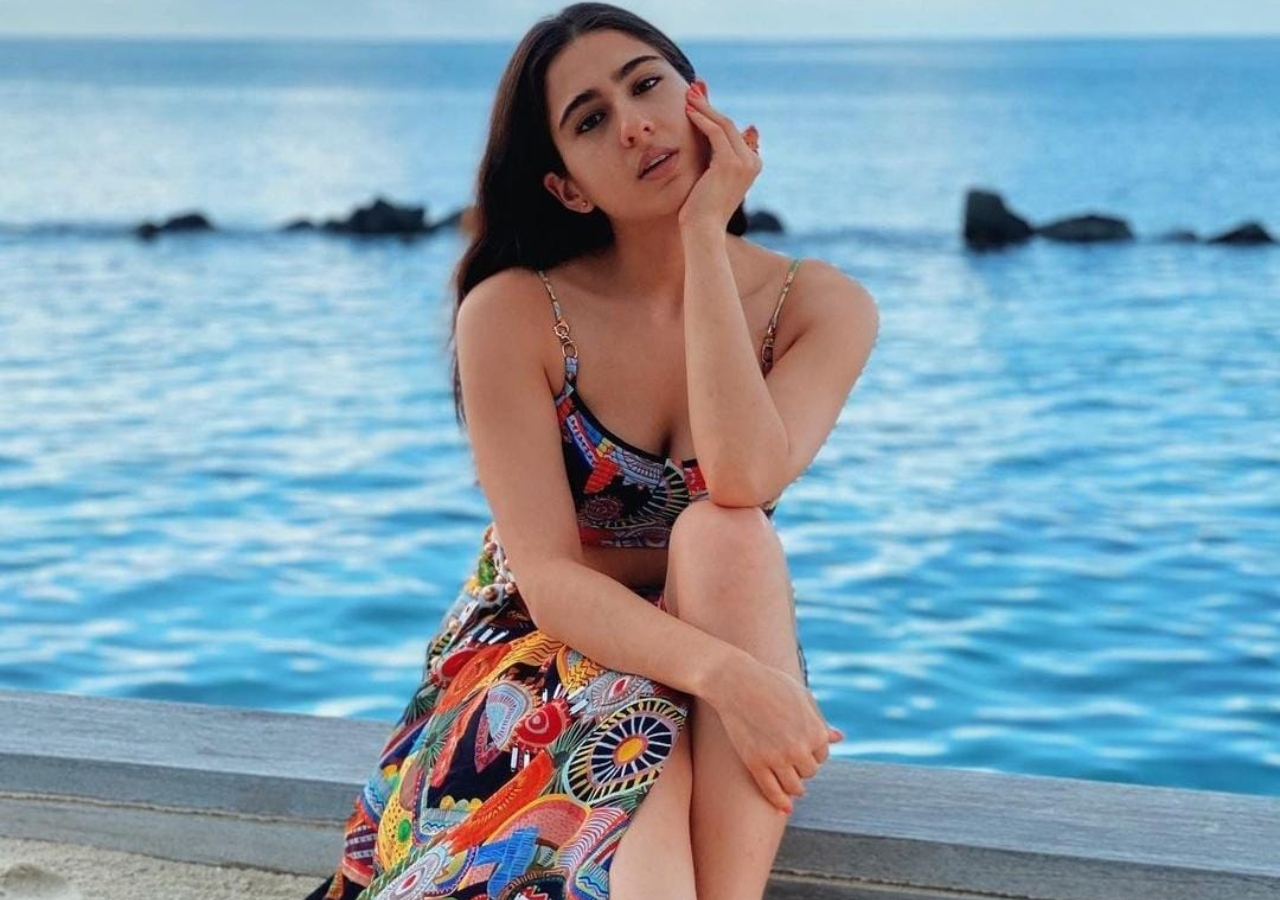 In this look, Sara opted for a printed co-ord piece which has our heart. Her funky orange nail shades just accentuated the look further.