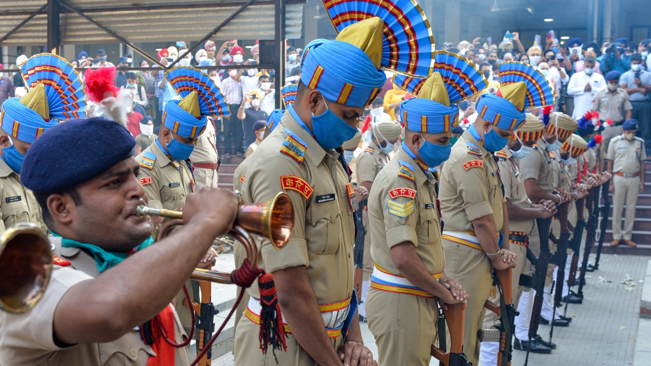 A police contingent reversed arms and sounded the last post in the sprinter's honour. Milkha was also given a gun salute. Credit: PTI Photo
