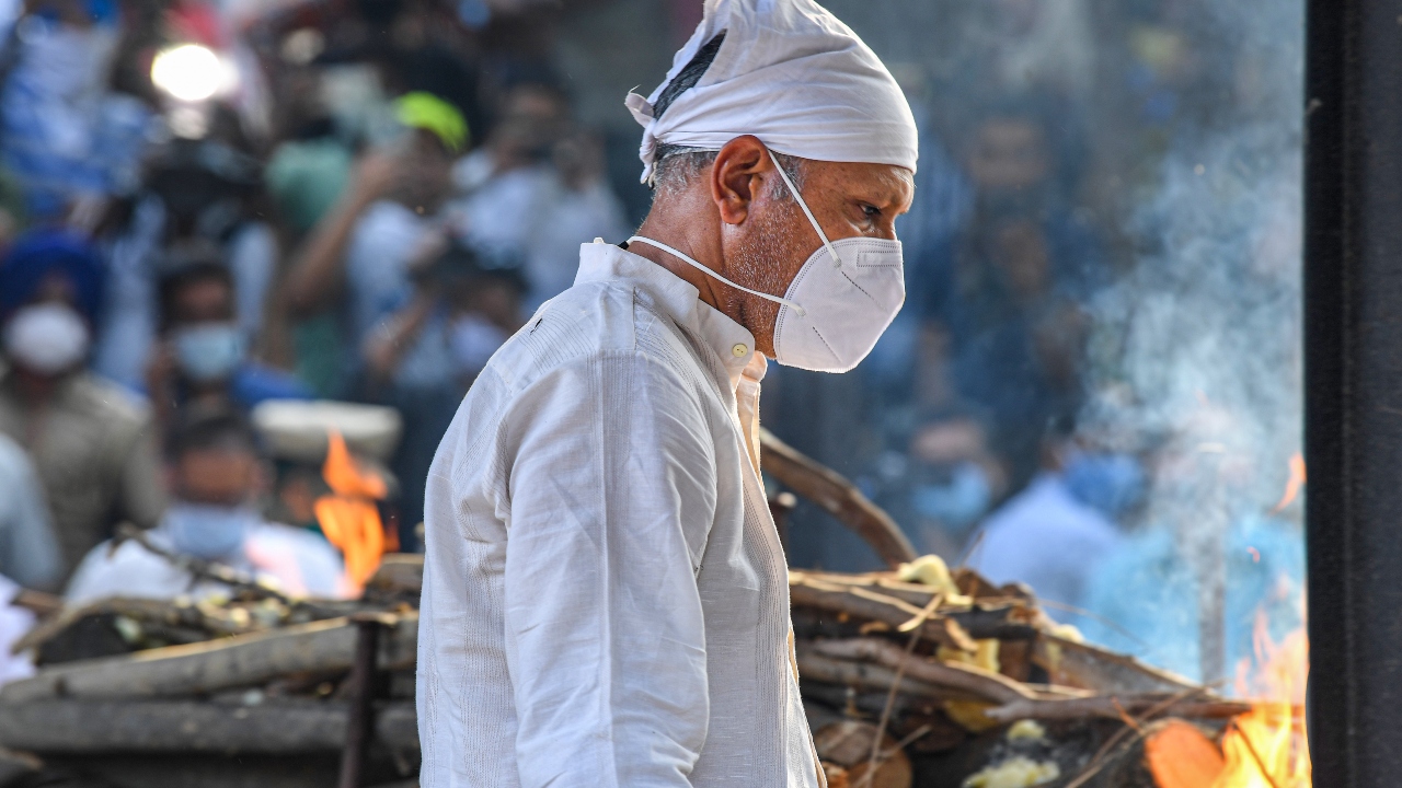 Jeev Milkha Singh during cremation ceremony of his father, legendary sprinter Milkha Singh in Chandigarh. Credit: PTI Photo
