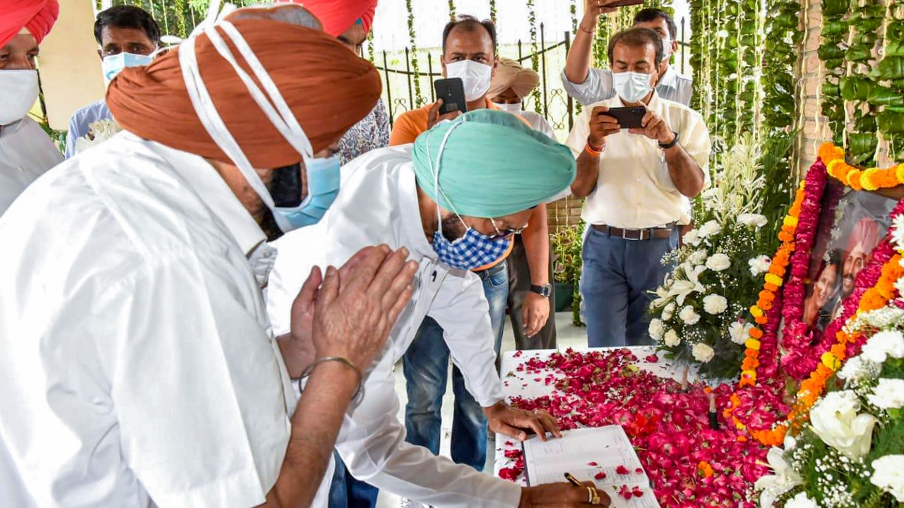Punjab Chief Minister Capt. Amarinder Singh pays tribute to legendary sprinter Milkha Singh, who passed away on Friday night due to post-COVID complications, in Chandigarh. Credit: PTI Photo