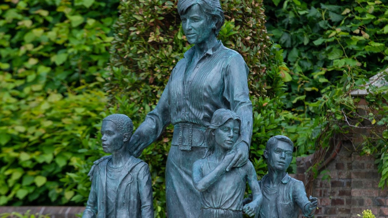 Due to the COVID-19 pandemic lockdown, many of Diana's friends were unable to attend the ceremony.