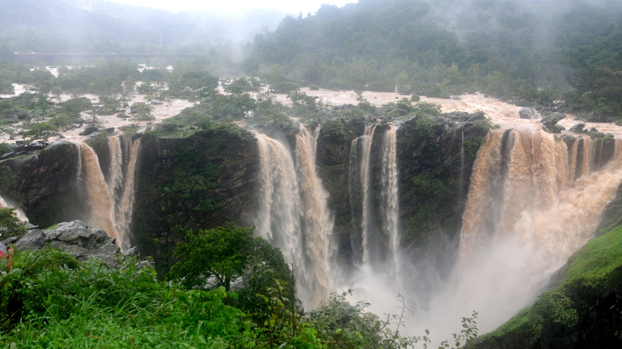 Jog Falls: Situated in Shomoga district, this majestic waterfall is India’s second steepest waterfall after Nohkalikai Falls of Meghalaya. This is one of the major tourist attractions in Karnataka. Surrounded by lush green forests, the water falls from a gigantic 830 ft (253 meters giving an absolutely mesmerizing sight!