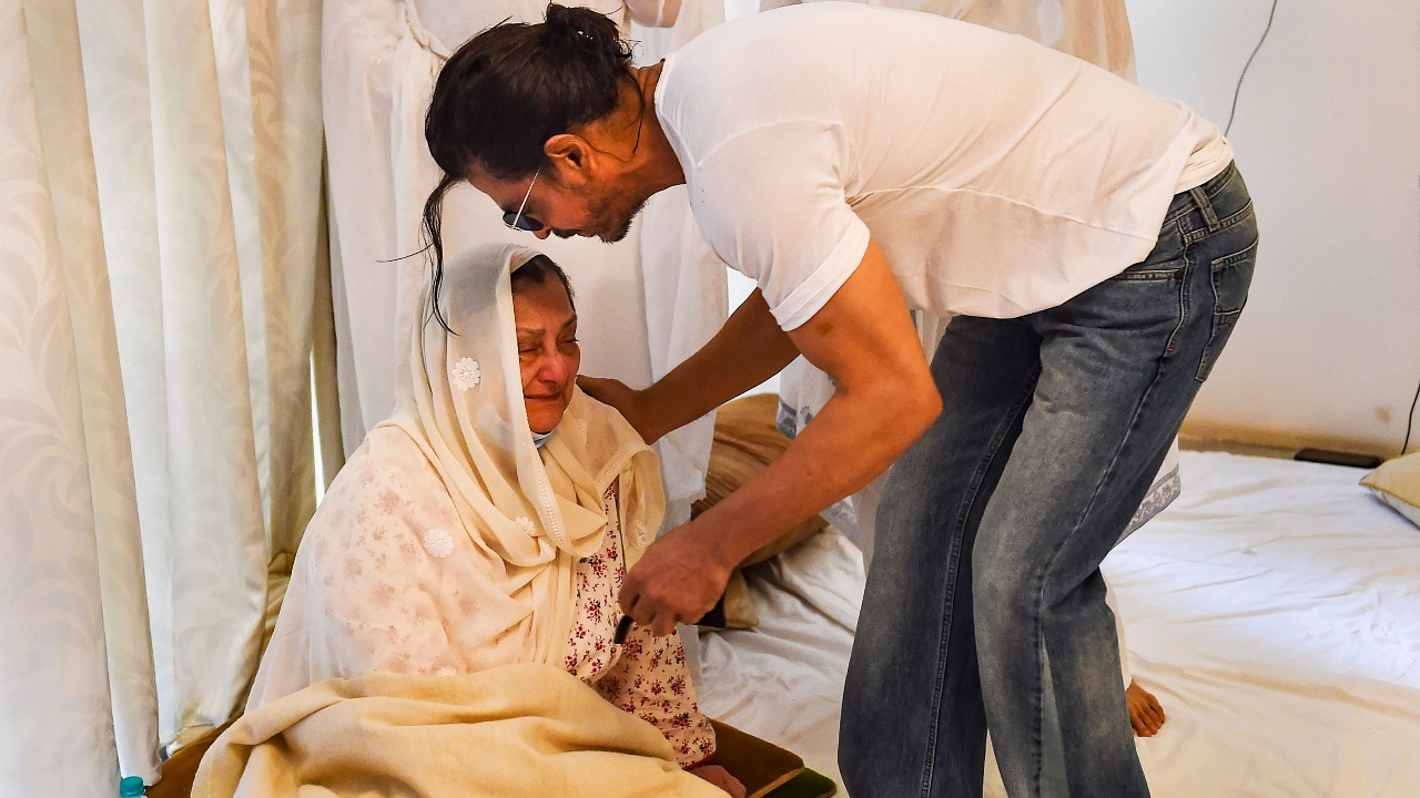 SRK offering condolences to Dilip Kumar's wife Saira Banu. Credit: PTI Photo